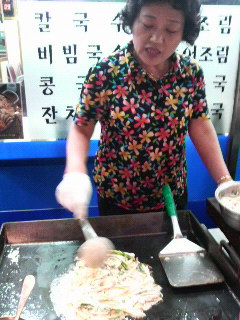 美味しそうにチヂミを作る韓国の店員