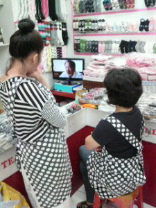 韓国の店員はすぐ座ってテレビを見る