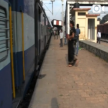 【インド〜ネパール旅動画「コロンキー少年」(121話)】小便小僧な朝/寝台列車