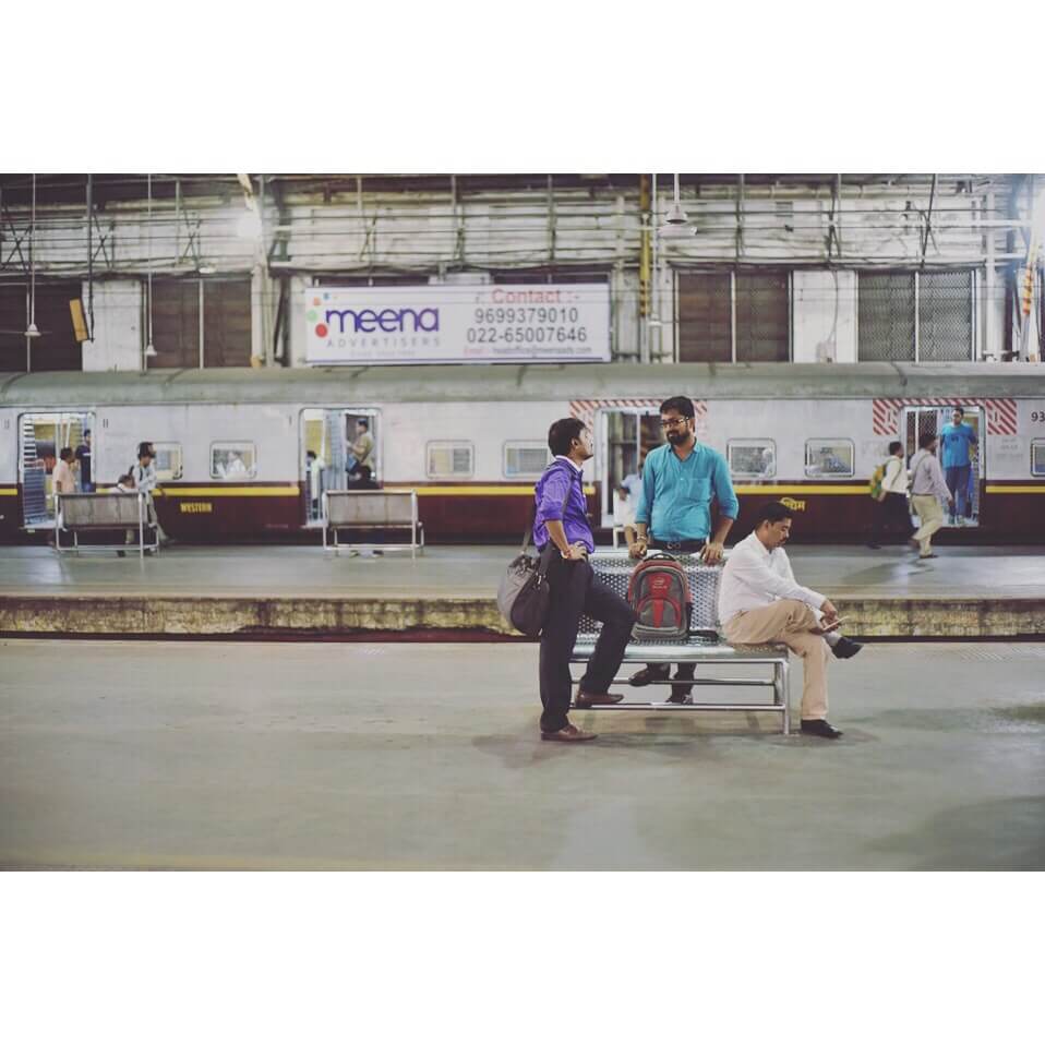 【インド・ムンバイ旅/マヒム少年】#11 チャーチゲート駅構内で話に没頭する人