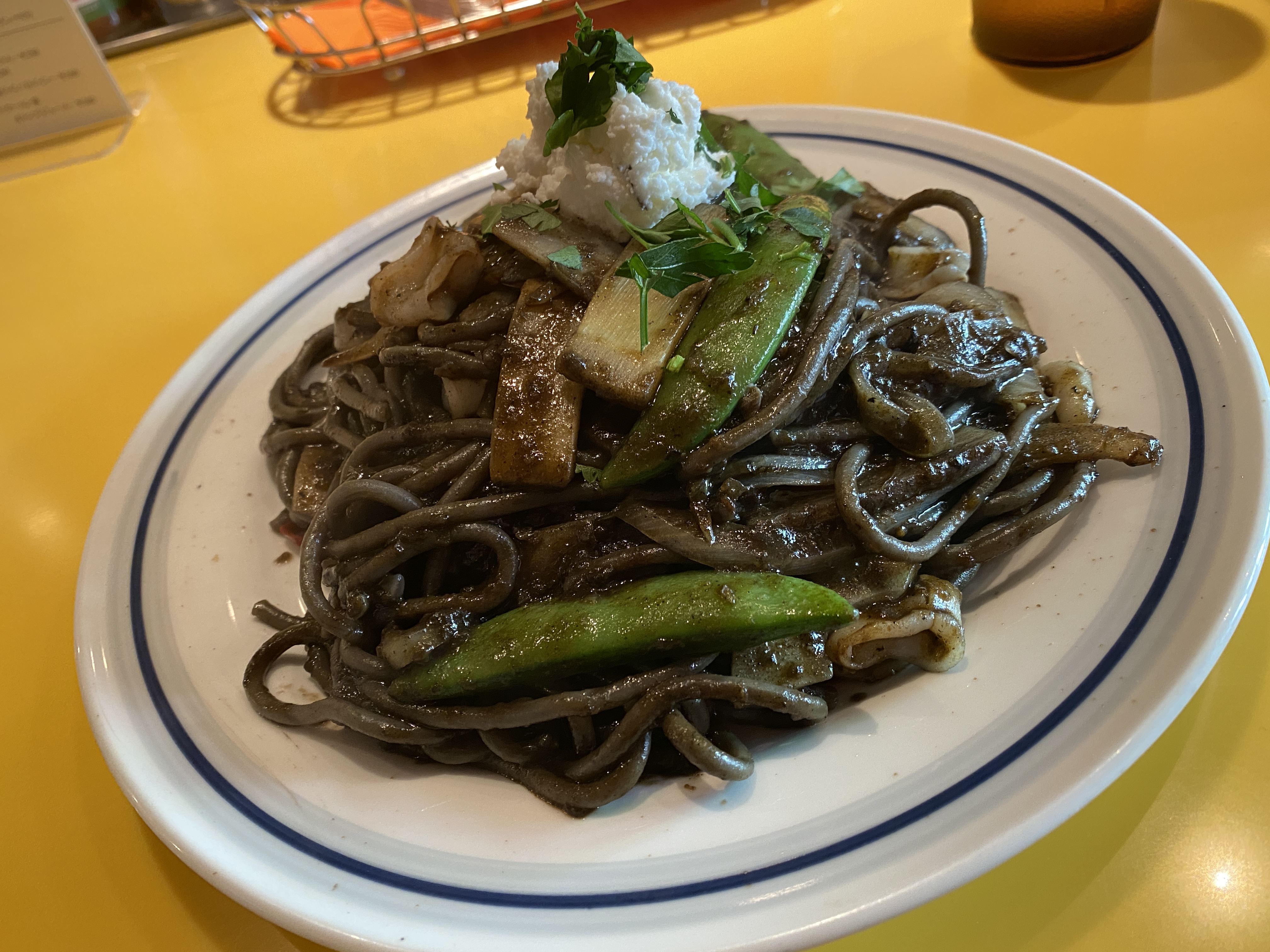 これが・・・【行った】中目黒「関谷スパゲッティ」のイカスミ生麺のヤリイカと筍のイカスミスパ