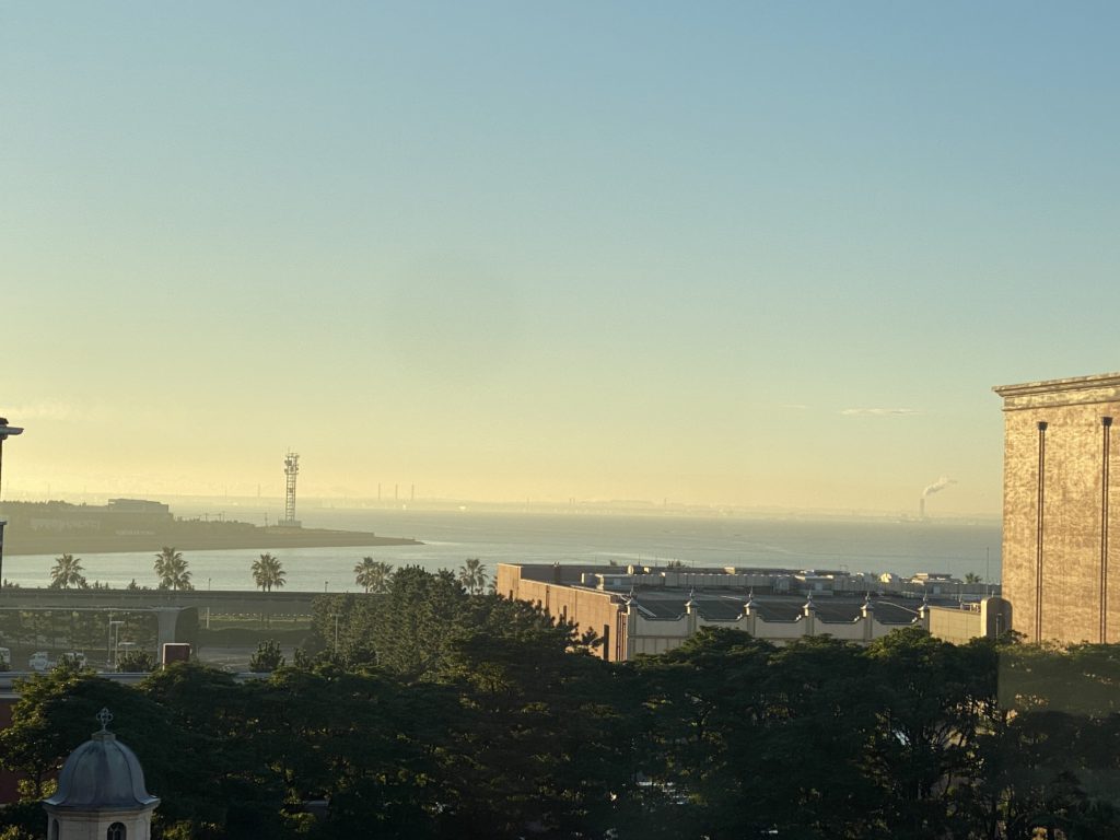 部屋から見れる外の景色。朝日。 東京ディズニーシー・ホテルミラコスタ部屋(5330)から